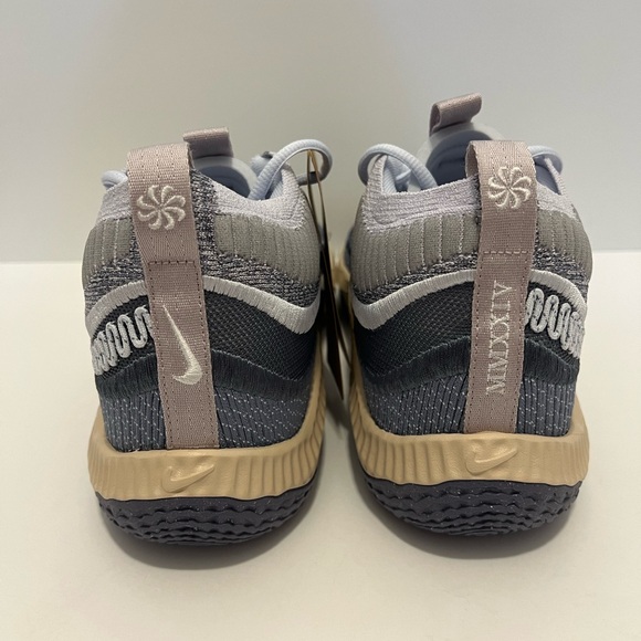 Nike cosmic unity women’s sneakers - Picture 4 of 5